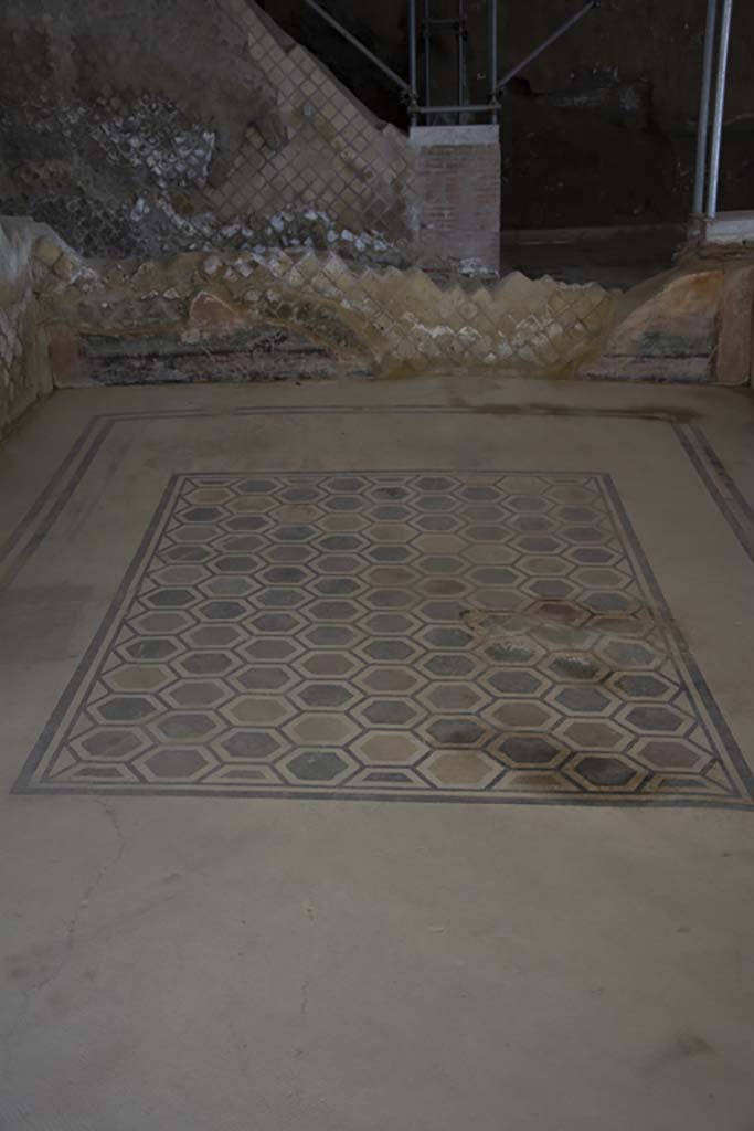 Villa dei Papiri, March 2019. Multicolour geometric mosaic floor in room (f), oecus.
Foto Annette Haug, ERC Grant 681269 DÉCOR.